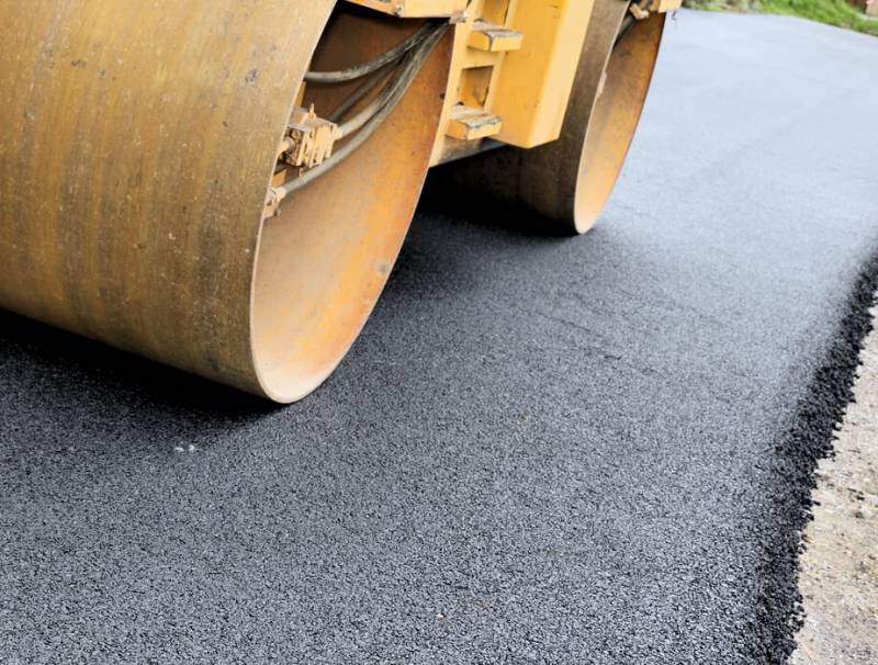 How Much Does Paving a Driveway with Asphalt Cost?